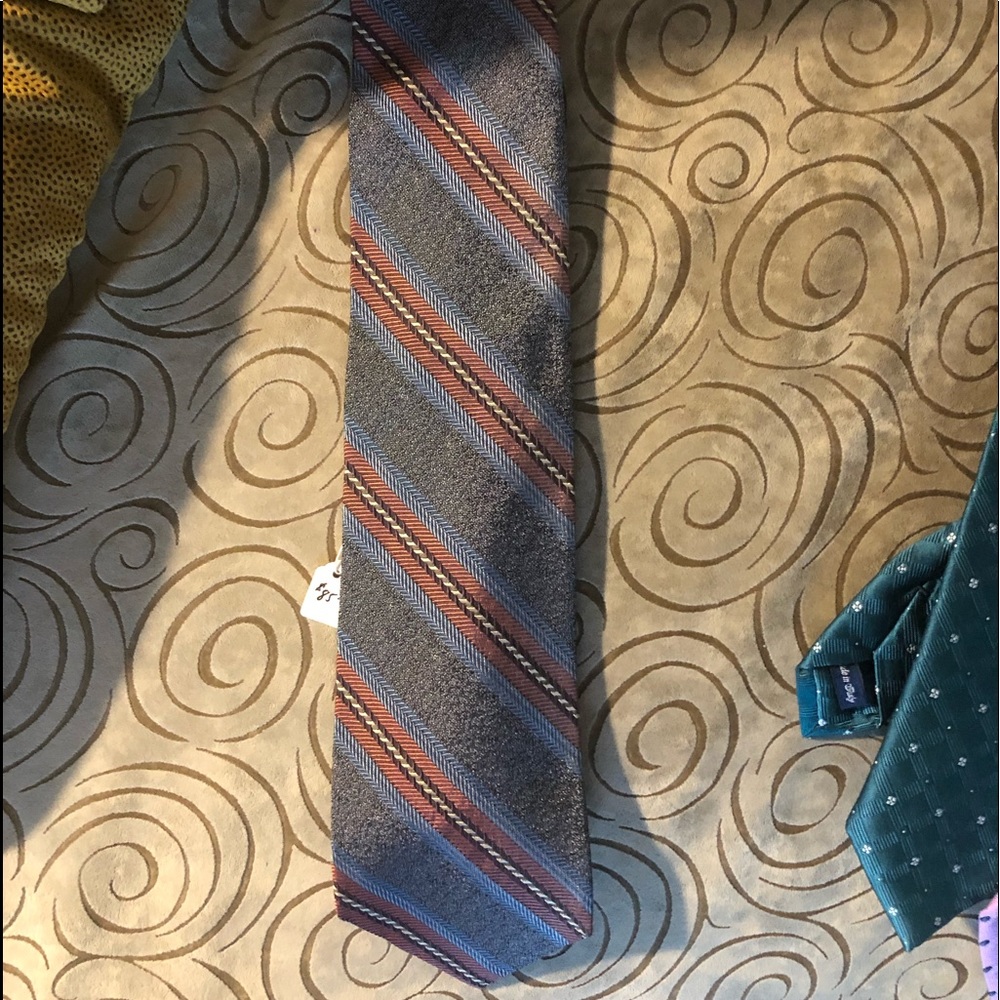 Very Nice 100% silk woven tie by Hickey Freeman. Luxury tie. NEW